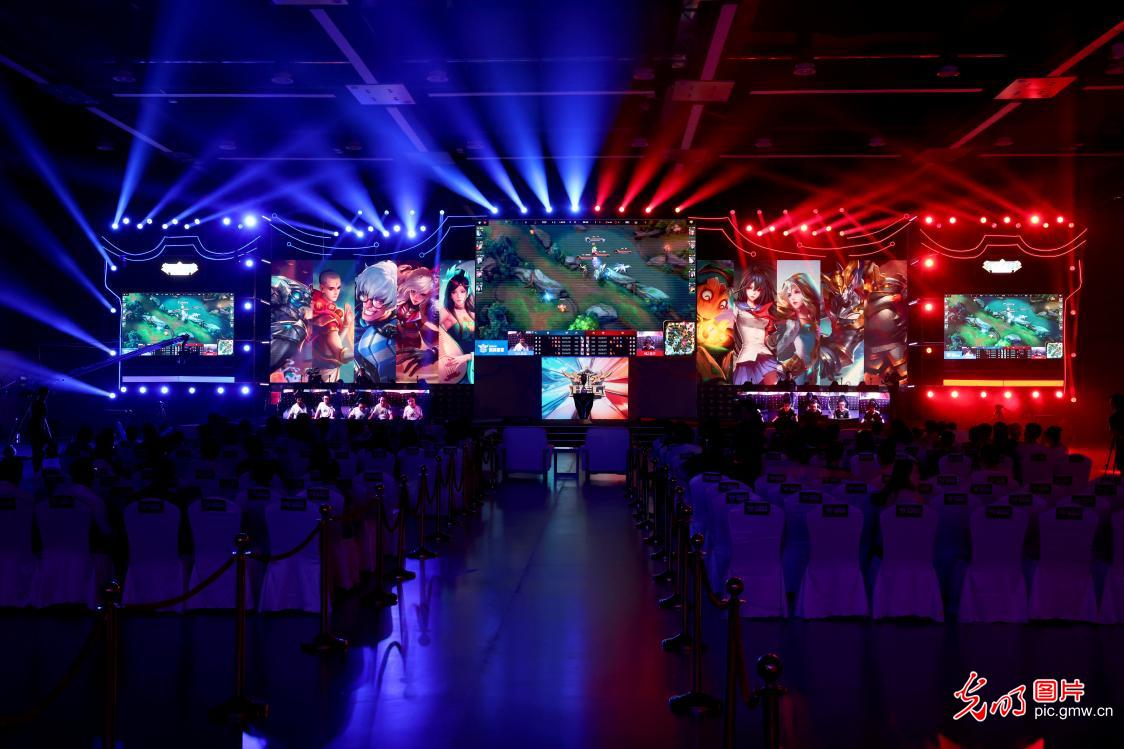 位于肘区与 位于肘区与